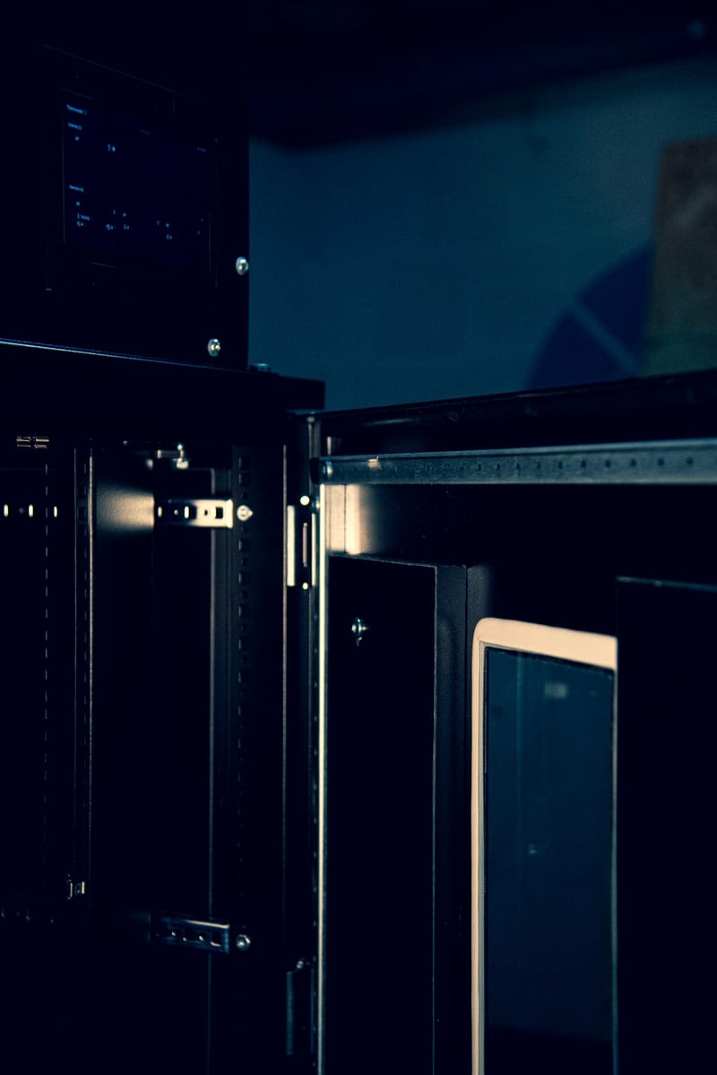Armadi T-RACKS affiancati in sala tecnica