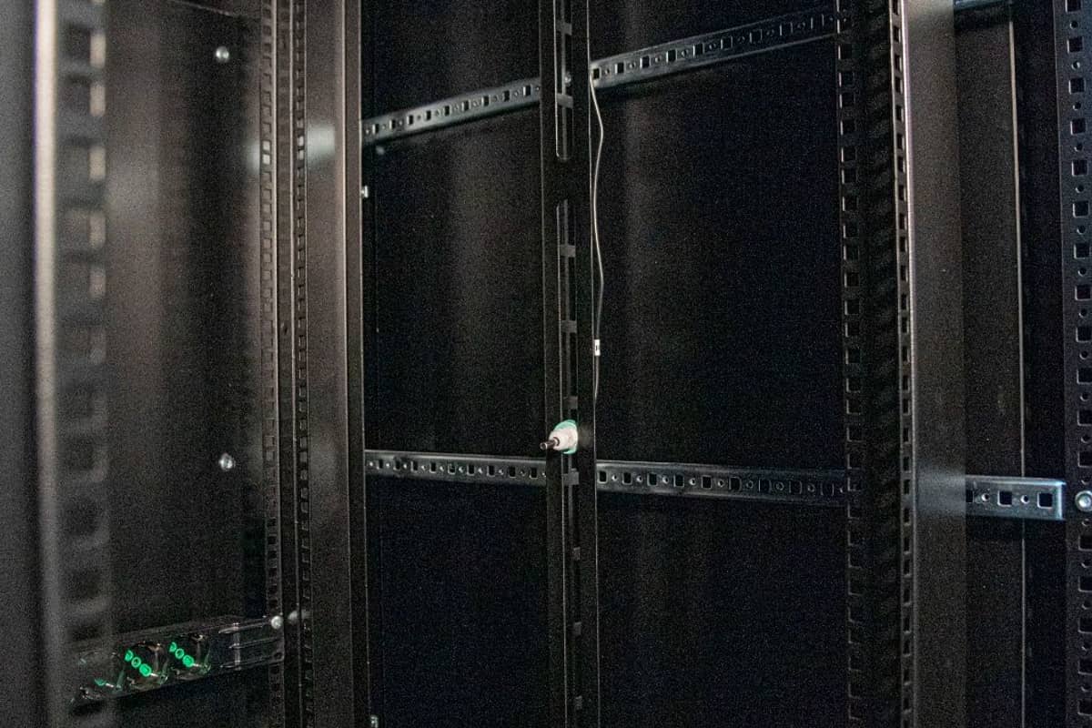Interno di un armadio T-RACKS con sonde di temperatura fissate lungo il montante centrale, a diverse altezze