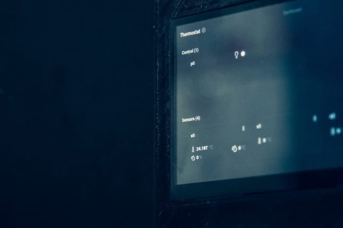 Display del termostato T-RACKS che mostra quattro sensori attivi e una lettura di 24,187 °C